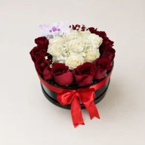 Cilindro con rosas rojas y blancas