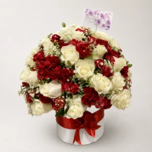 Cilindro redondo con rosas blancas